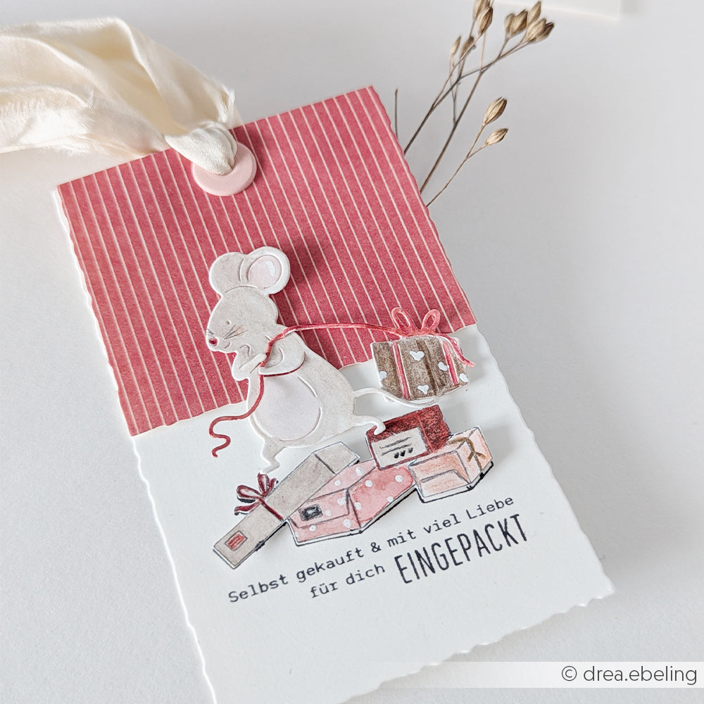 Geschenkanhänger mit einer Maus-Illustration und dem deutschen Text Selbst gekauft & mit viel Liebe eingepackt.