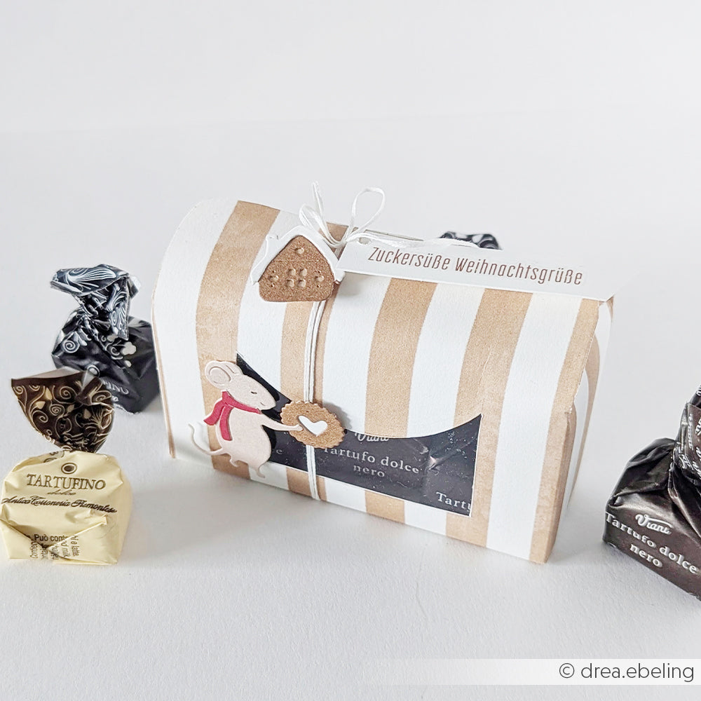 Eine kleine Geschenkbox mit Aquarellstreifen, einer Maus und dem Schriftzug Zuckersüße Weihnachtsgrüße.