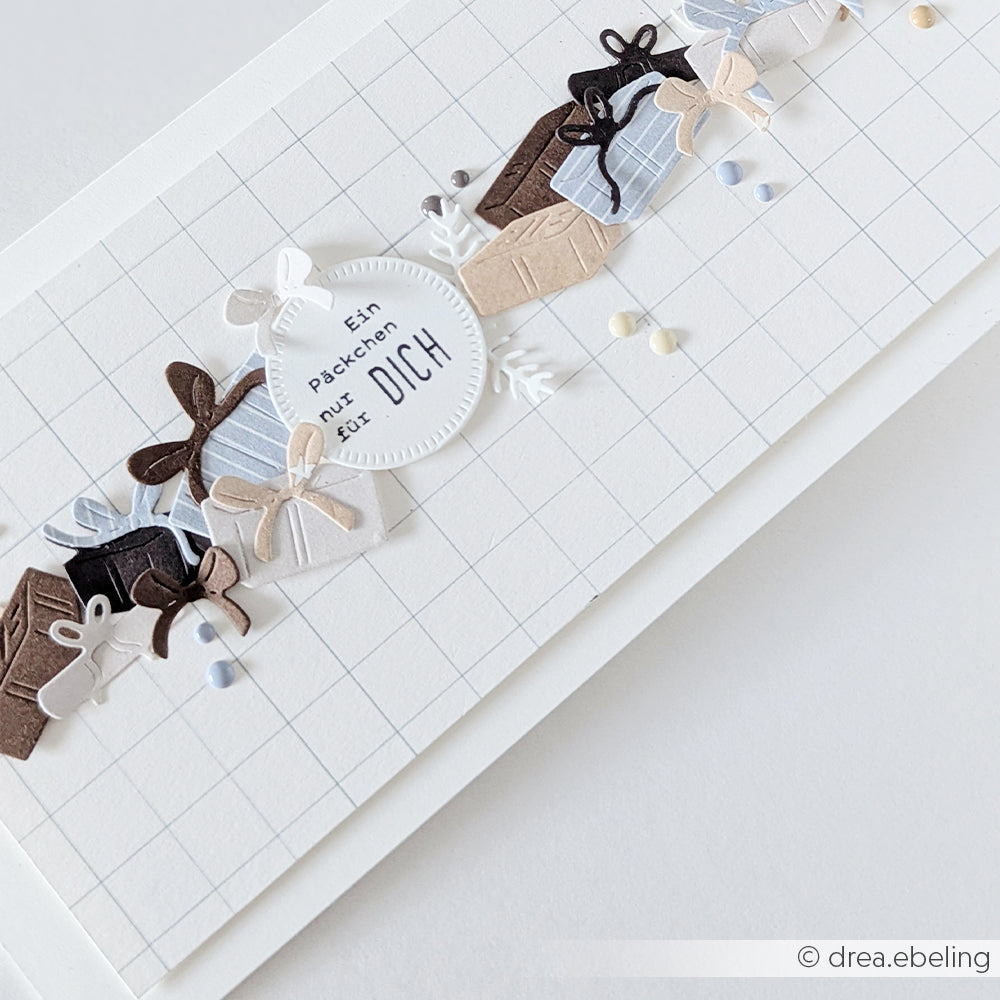 Handgefertigte Karte mit ausgestanzten Geschenkboxen und einem Anhänger mit der Aufschrift Ein Päckchen nur für DICH.