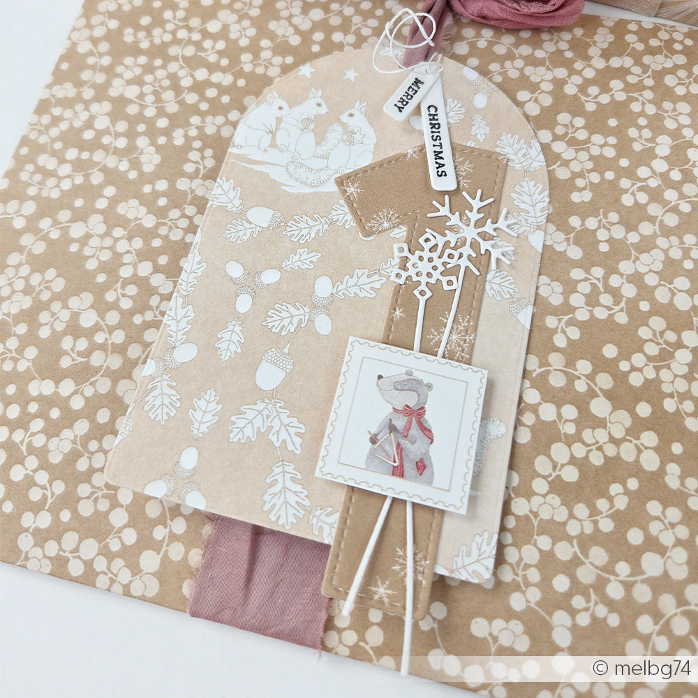 Handgefertigter Geschenkanhänger mit Eichhörnchen- und Dachs-Motiven, ideal für Weihnachts-Papierprojekte.