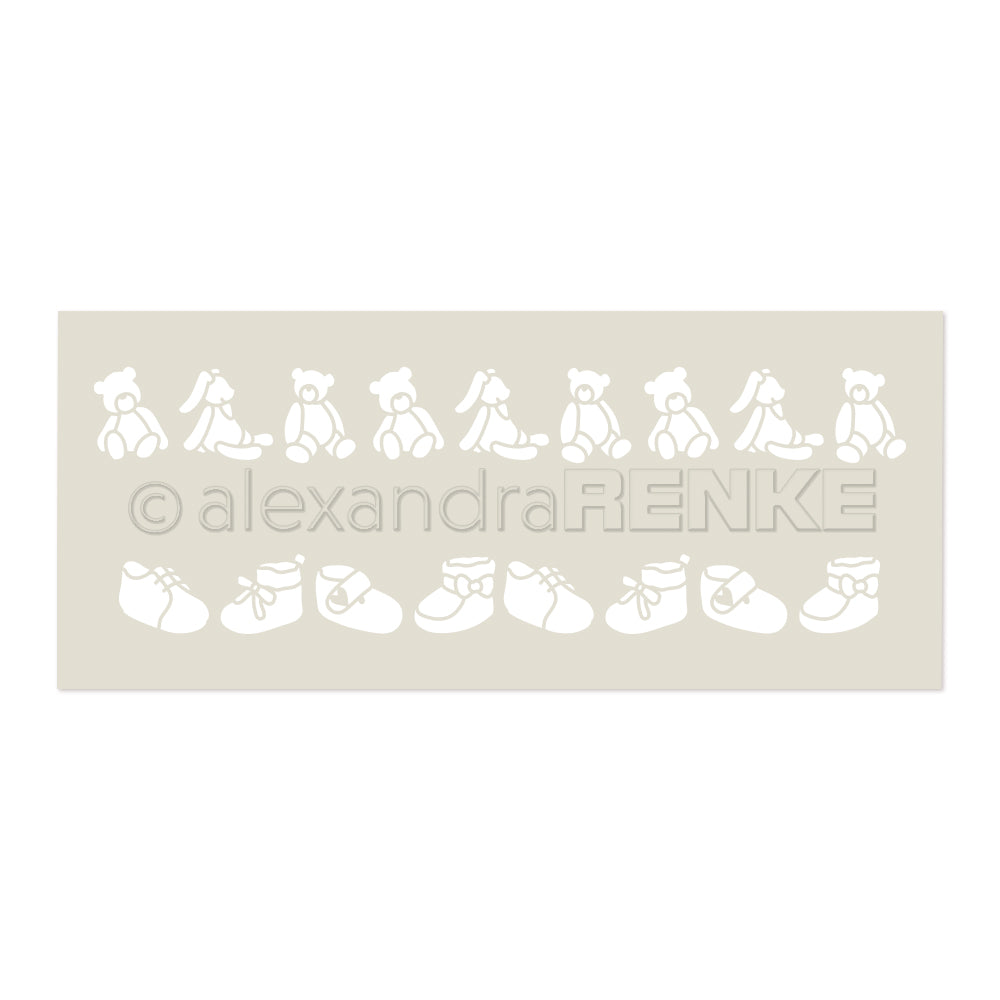 Alexandra Renke Stencil mit wiederverwendbarem Musterstreifen zeigt weiße Teddybären, Häschen und Babyschuhe auf beige - ideal als Schablone für kreative Kinderzimmer-Dekorationen.