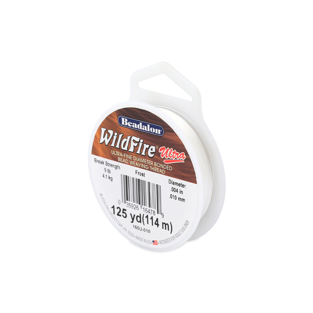 Eine 125-Yard-Spule Beadalon WildFire Ultra-Perlengarn mit einem Durchmesser von 0,004" in der Farbe „Frost“ – ideal für robuste und sichere Schmuckprojekte.