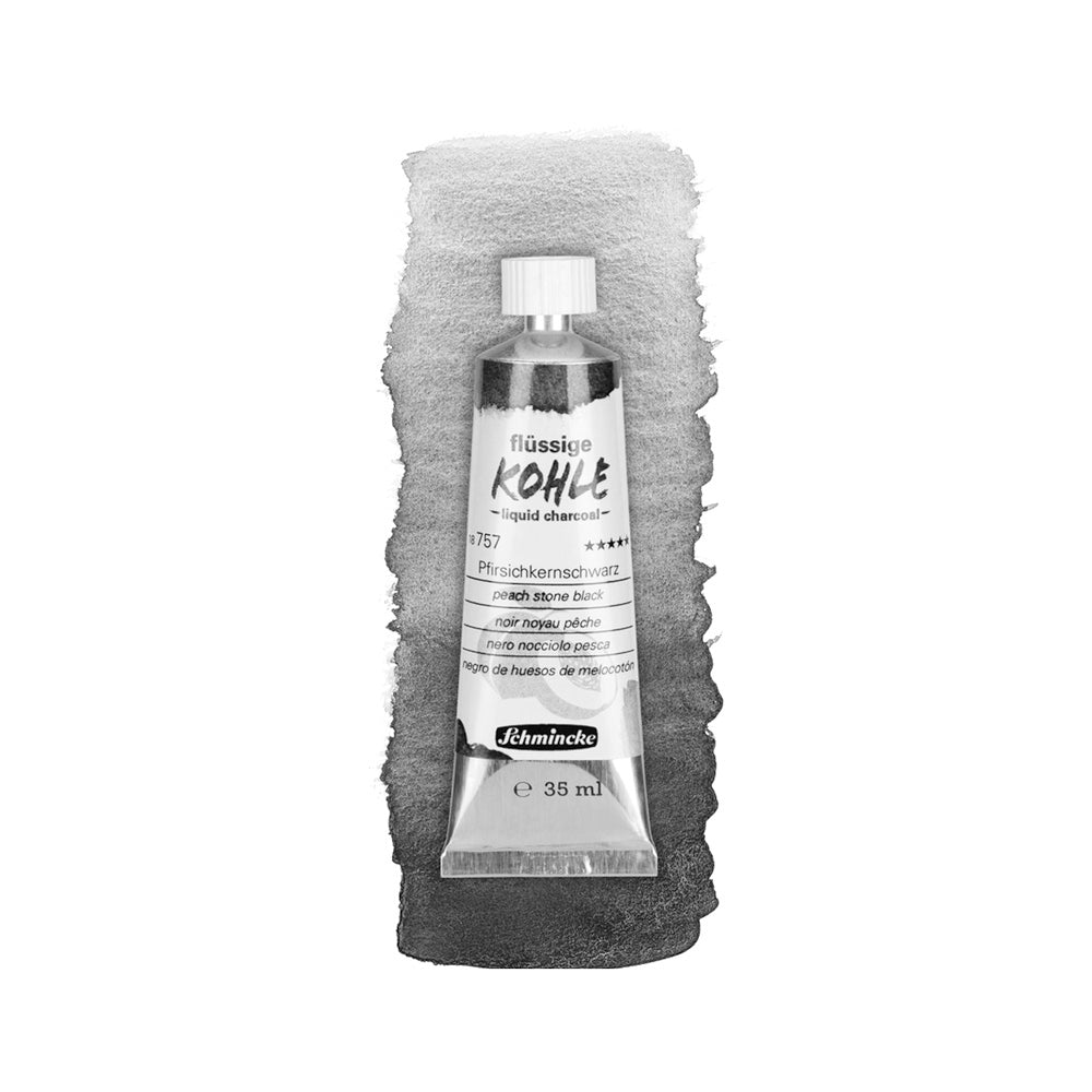 Ein Schmincke-Röhrchen mit flüssiger Holzkohle wird vor ein Farbmuster aus Holzkohle gelegt.