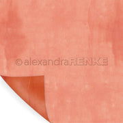 Ein strukturierter, pfirsichfarbener Designpapierbogen von Alexandra Renke mit einer leicht gewellten Ecke - perfekt für Papierprojekte, die die Kreativität anregen.