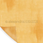 Strukturiertes gelb-orangefarbenes Designpapier mit gewellter Ecke, das mit dem Wasserzeichen von Alexandra Renke versehen ist - ideal für kreative Papierprojekte oder zum Buchbinden.
