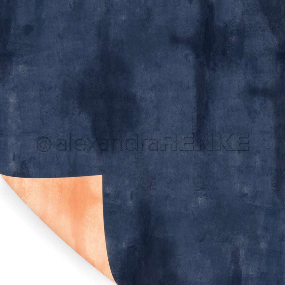 Doppelseitiges, dunkelblaues Designpapier von Alexandra Renke mit strukturierter Oberfläche und pfirsichfarbener Unterseite - ideal für kreative Grußkarten.