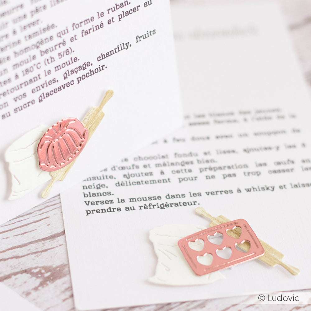 Zwei Rezeptkarten von Alexandra Renke mit kleinen rosafarbenen, gestanzten Verzierungen zum Thema Backen und französischem Text in Schreibmaschinenschrift.