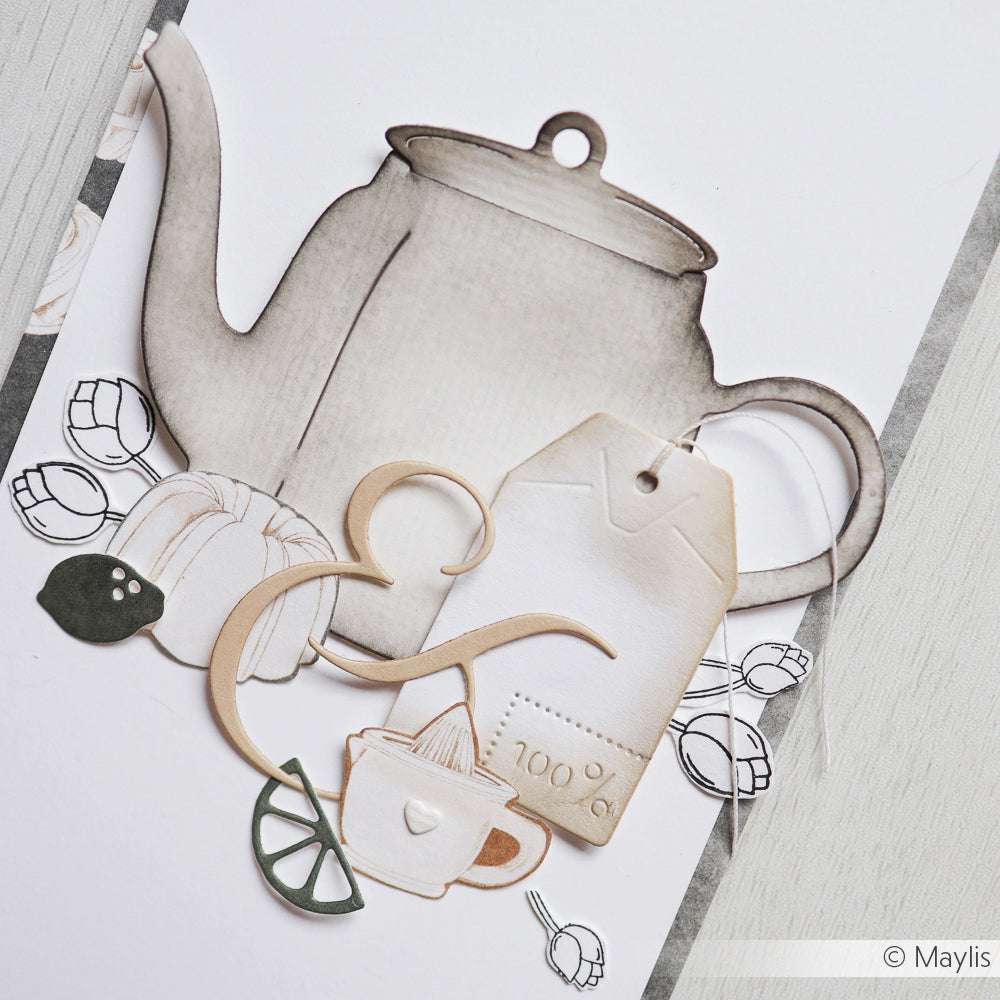 Papierbastel-Szene mit Teekanne, Teekannen-Etikett, Tasse, Zitronenscheibe und Kürbis auf hellem Hintergrund - hergestellt mit Alexandra Renke Designpapier für charmante Details.