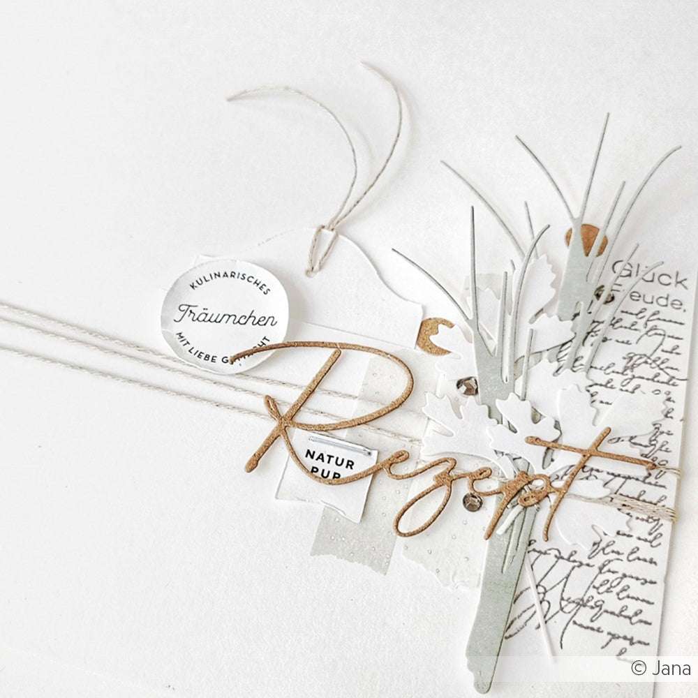 Minimalistische, handgefertigte Karte von Alexandra Renke mit geschichteten Designpapieren, elegantem Schriftzug "Rezept" sowie zartem Garn und floralen Akzenten.