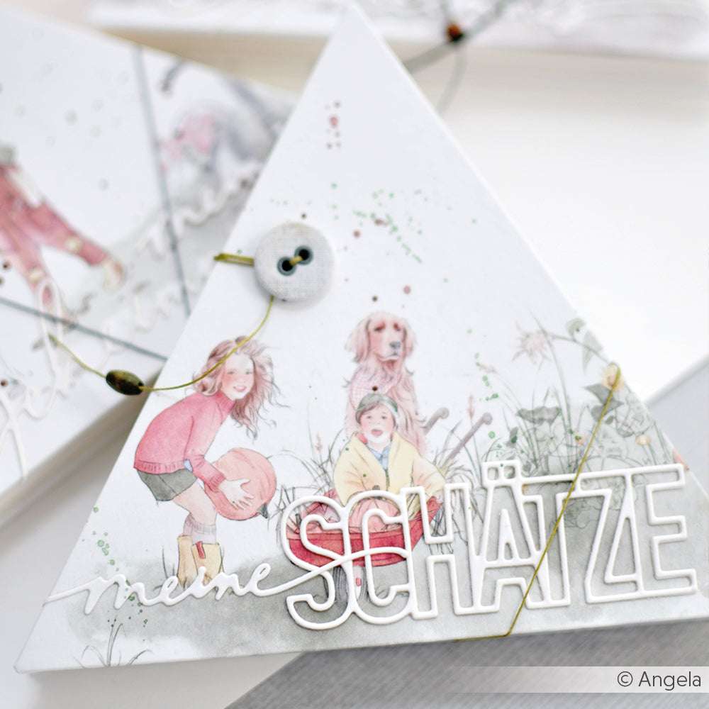 Dreieckige Karte von Alexandra Renke aus Designpapier mit Kindern, einem Hund, Knopf, Schnur und "meine SCHÄTZE" - ideal für kreative Papierprojekte.