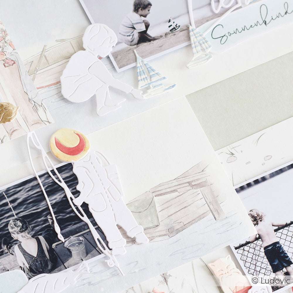 Scrapbook-Seite mit kindgerechten Ausschnitten, Fotos und Zeichnungen von Kindern am Wasser, verziert mit Alexandra Renke Designpapieren und einer verspielten Motivstanze für zusätzlichen Charme.