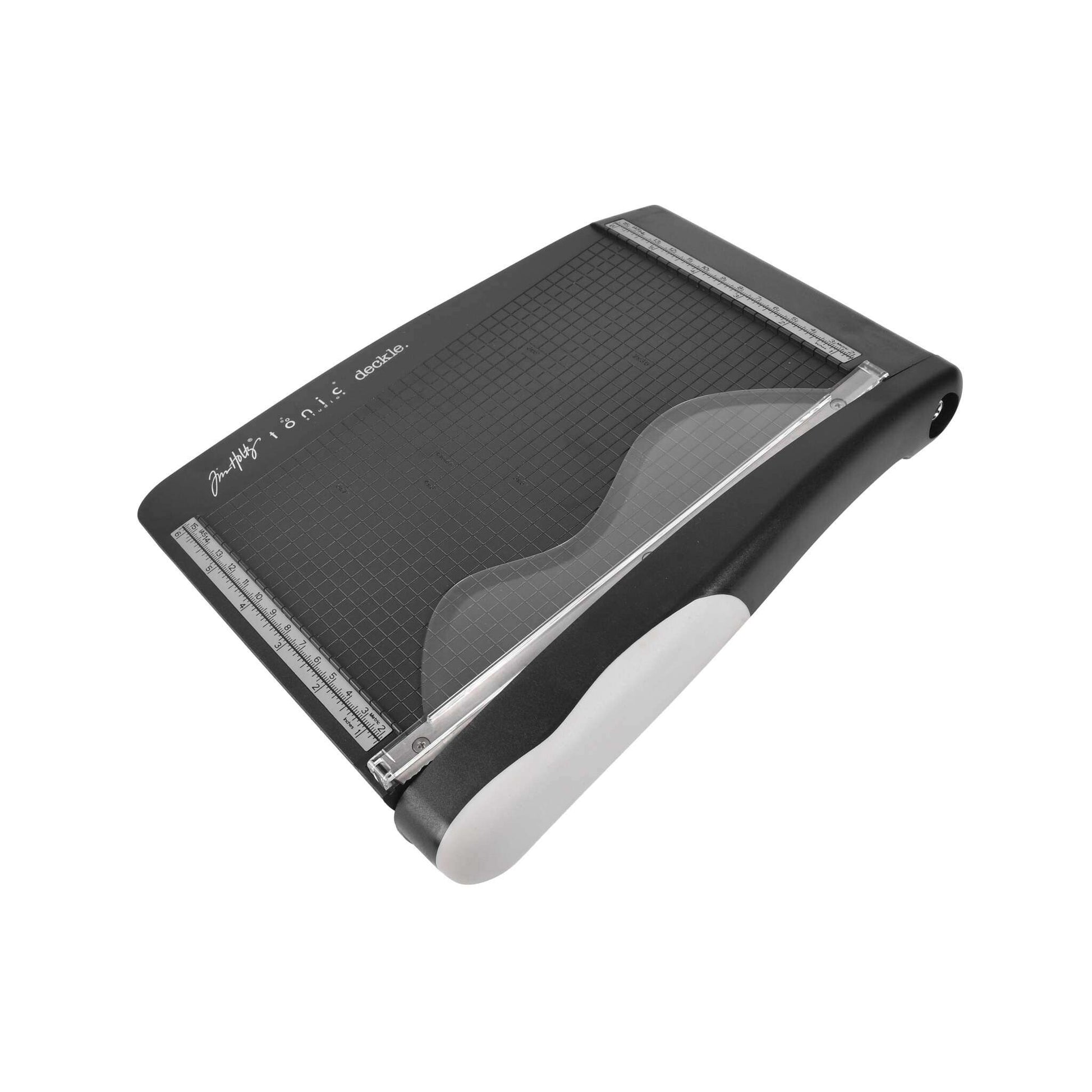 Schwarzer und grauer Tonic Studios Papiertrimmer mit Gitteroberfläche und klarem Schneidearm, perfekt für Bastler, die präzise Schnitte benötigen, abgebildet auf weißem Hintergrund.