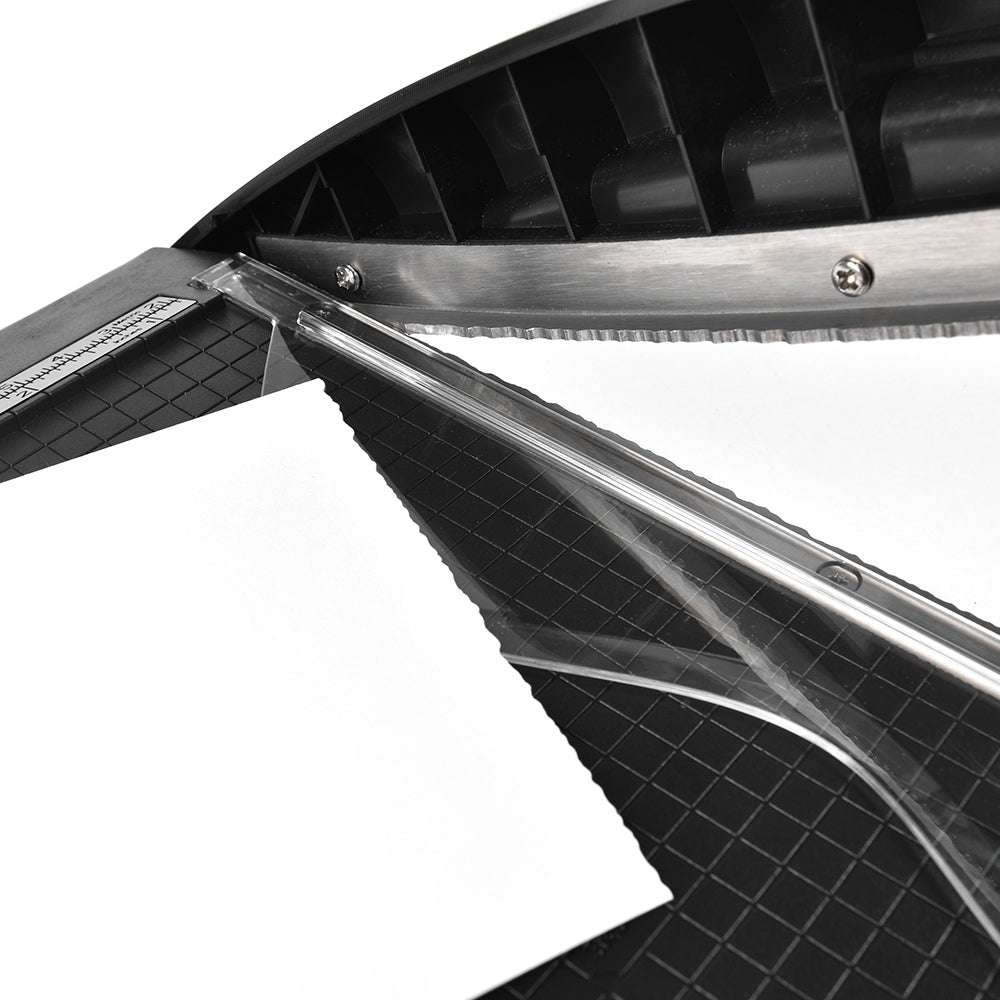 Nahaufnahme einer Schutzfolie, die von einer schwarzen, strukturierten Oberfläche mit Büttenrandeffekten abgezogen wird. Dabei kommen eine Metallkante und Schrauben zum Vorschein - perfekt für jeden Bastler, der Tonic Studios' präzises Schneidewerkzeug verwendet.