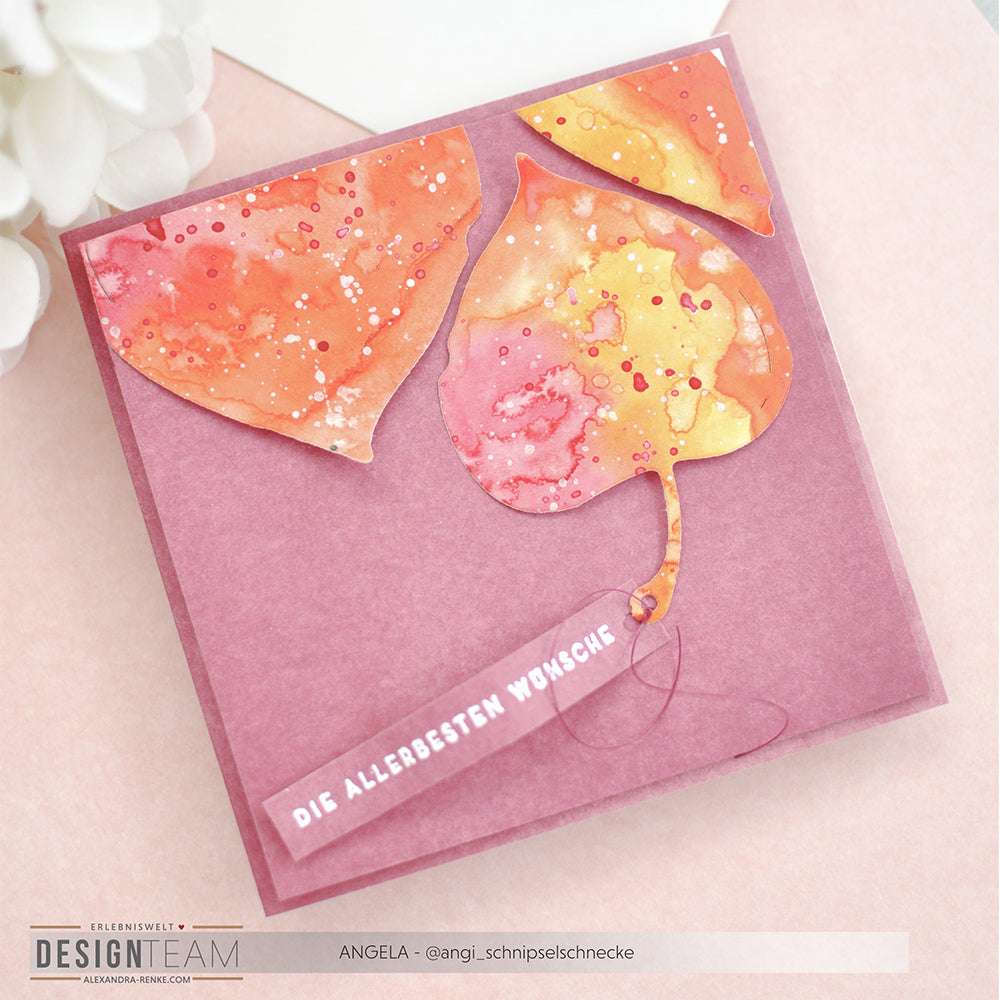 Quadratische rosafarbene Karte von Alexandra Renke mit einem aquarellierten Blatt und gestanzten Teilen sowie weißem deutschen Text: "Die allerbesten Wünsche.