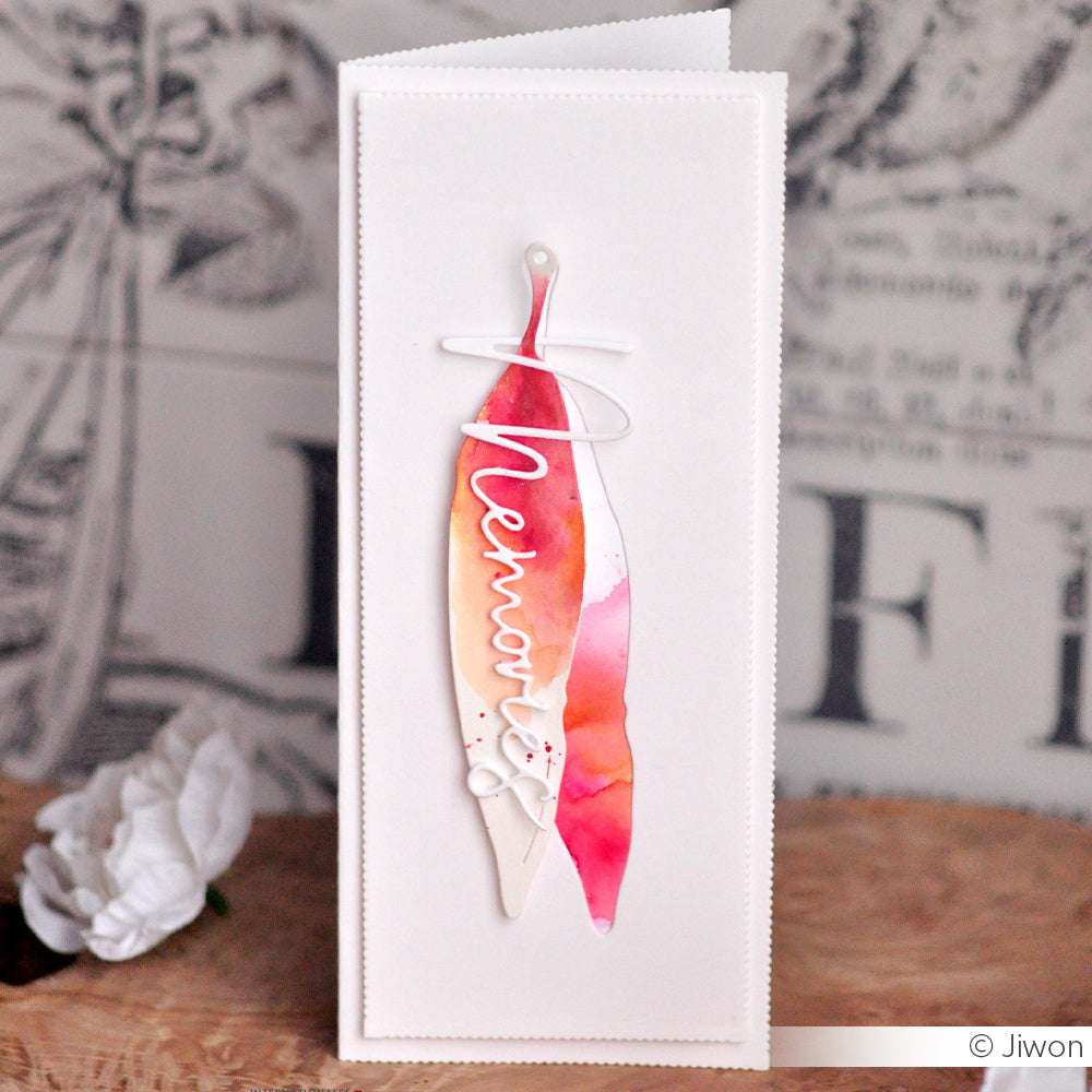 Handgefertigte Karte von Alexandra Renke mit zwei aquarellierten Federausschnitten, hergestellt aus elegantem Designpapier mit Motivstanzen und "memory" in weißer Schrift auf der Vorderseite.