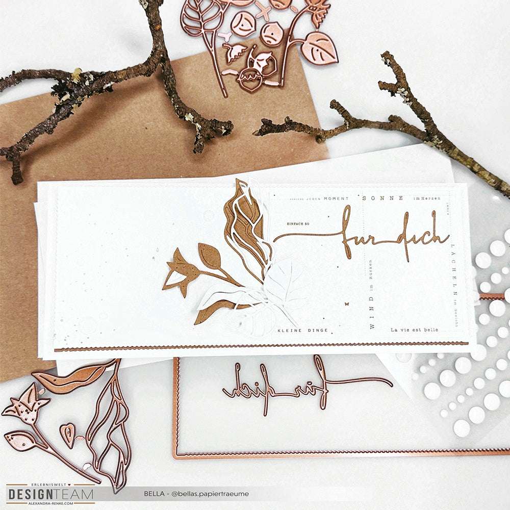 Handgefertigte weiße Karte von Alexandra Renke mit hochwertigen botanischen Stanzungen aus Kupfer, floralen Elementen und dem Schriftzug "für dich" auf der Oberseite.