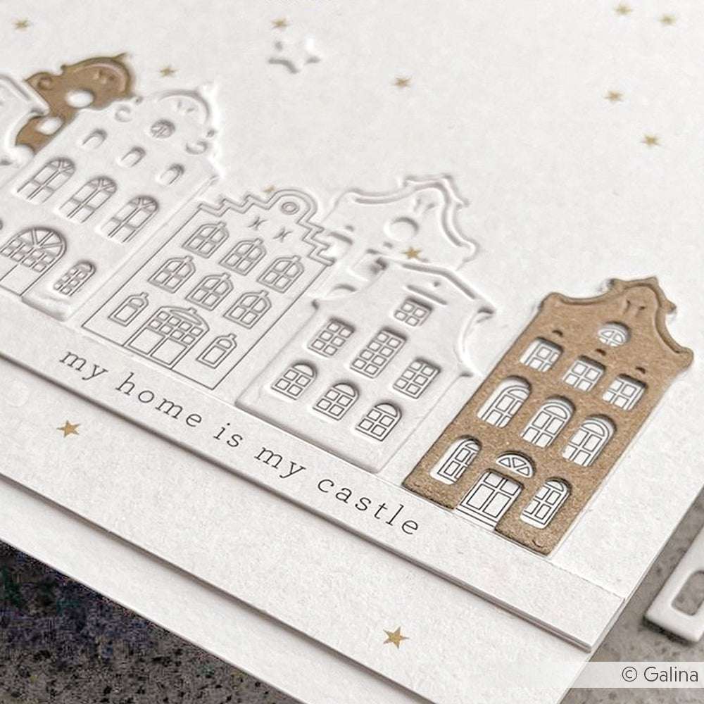 Eine Nahaufnahme einer geprägten Karte mit Reihenhäusern, hergestellt mit der Motivstanze Mini-Stadthäuser von Alexandra Renke, mit dem Spruch "my home is my castle".