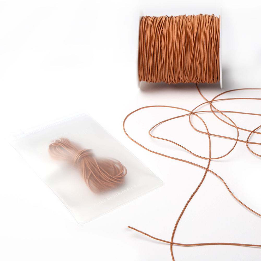 Eine Spule brauner Kordel, lose Kordel und ein Bündel in einem durchsichtigen Beutel von Alexandra Renke - perfekt für jedes Bastelprojekt oder zum Kombinieren mit Elastikband.