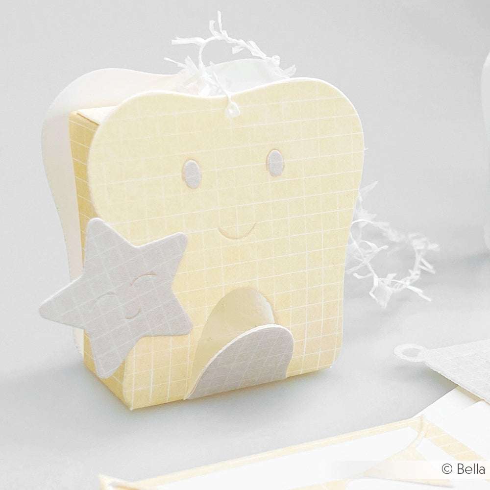 Zahnförmige Geschenkbox von Alexandra Renke mit einem lächelnden Gesicht, weißen Details und einem Stern auf hellem Grund - ideal zur Verwendung mit der Motivstanze Zahnbox oder zur Kombination mit Ihren Lieblingsdesignpapieren.