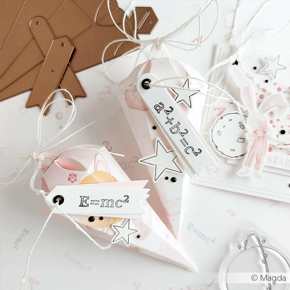 Geschenkschachteln mit Matheformel-Anhängern, Sternen und weißen Schleifen auf weißem Hintergrund - ideal zum Kombinieren mit farbenfrohen Alexandra Renke Designpapieren oder zum Akzentuieren mit Dies für einen kreativen Touch.