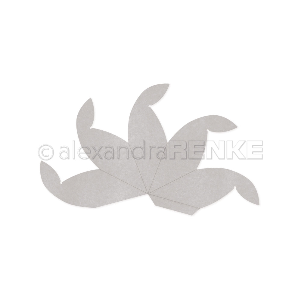 Grauer Papierausschnitt mit fünf spitzen Blütenblättern, hergestellt mit Alexandra Renke Stanzsystemen für präzise Formen, flach auf weißem Hintergrund.