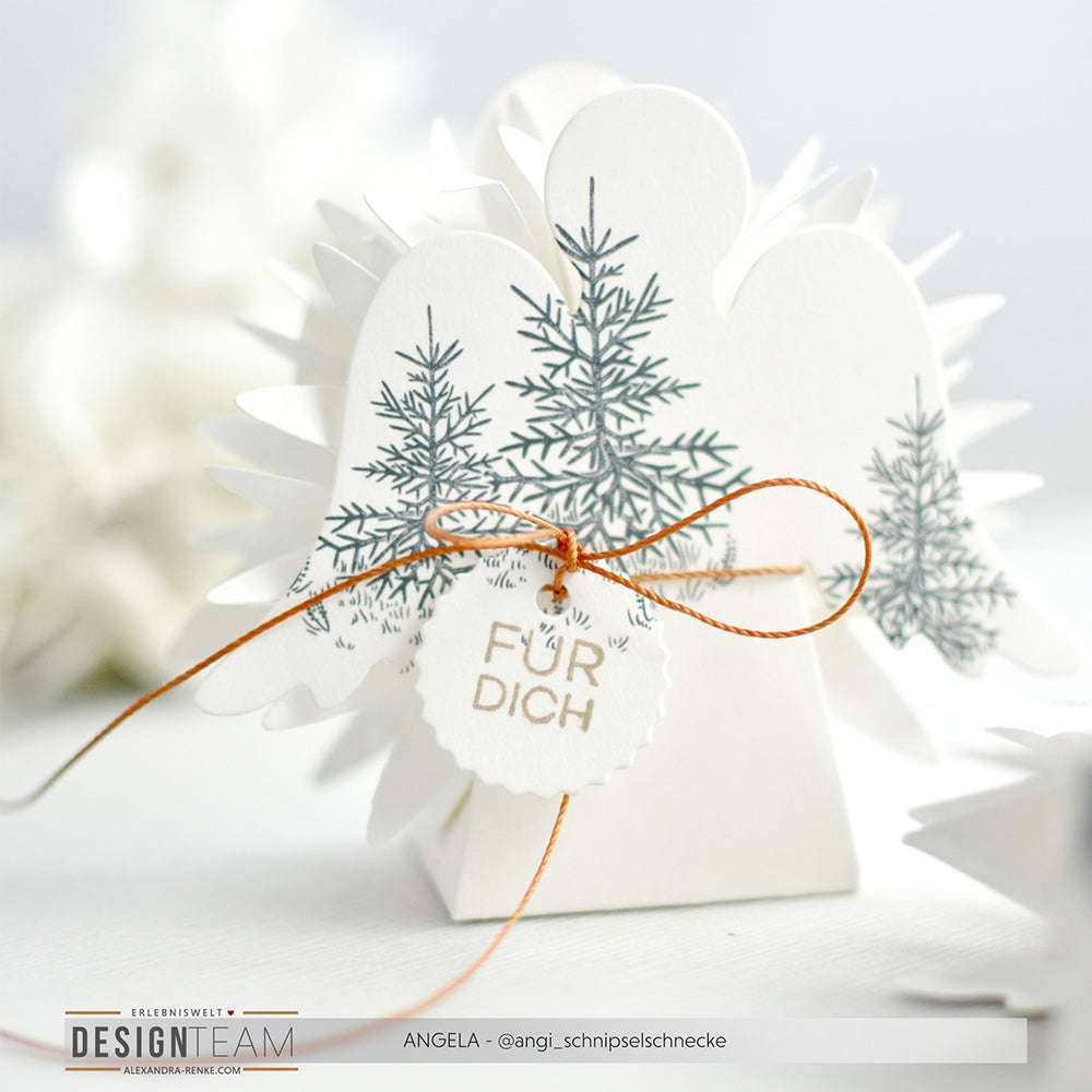 Weiße Geschenkbox in Engelsform von Alexandra Renke, hergestellt mit Designpapieren und der Motivstanze Engel-Box. Mit Tannenbaumdruck, brauner Schnur und einem "Für Dich"-Anhänger.