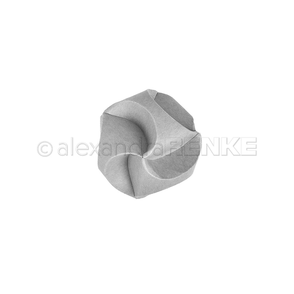 Eine graue, geometrische Papierskulptur im Origami-Stil, die mit dem Alexandra Renke DieCut System oder der 3D Dekokugel Stanze erstellt wurde und auf einem weißen Hintergrund steht.