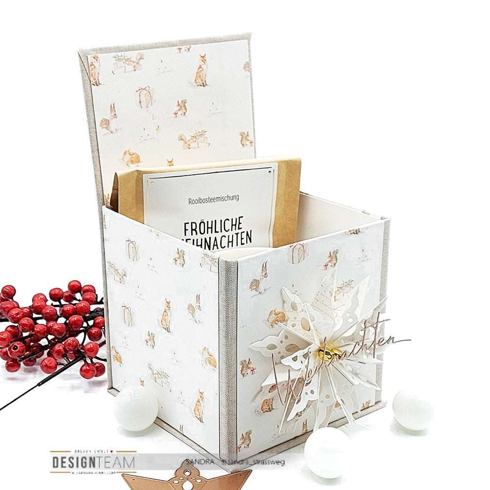 Handgefertigte Weihnachtsgeschenkbox mit floralem Dekor, hergestellt mit Alexandra Renke Designpapieren und Motivstanze Sternsegment geschwungen, öffnet sich und offenbart eine Karte; akzentuiert mit roten Beeren und weißen Ornamenten.