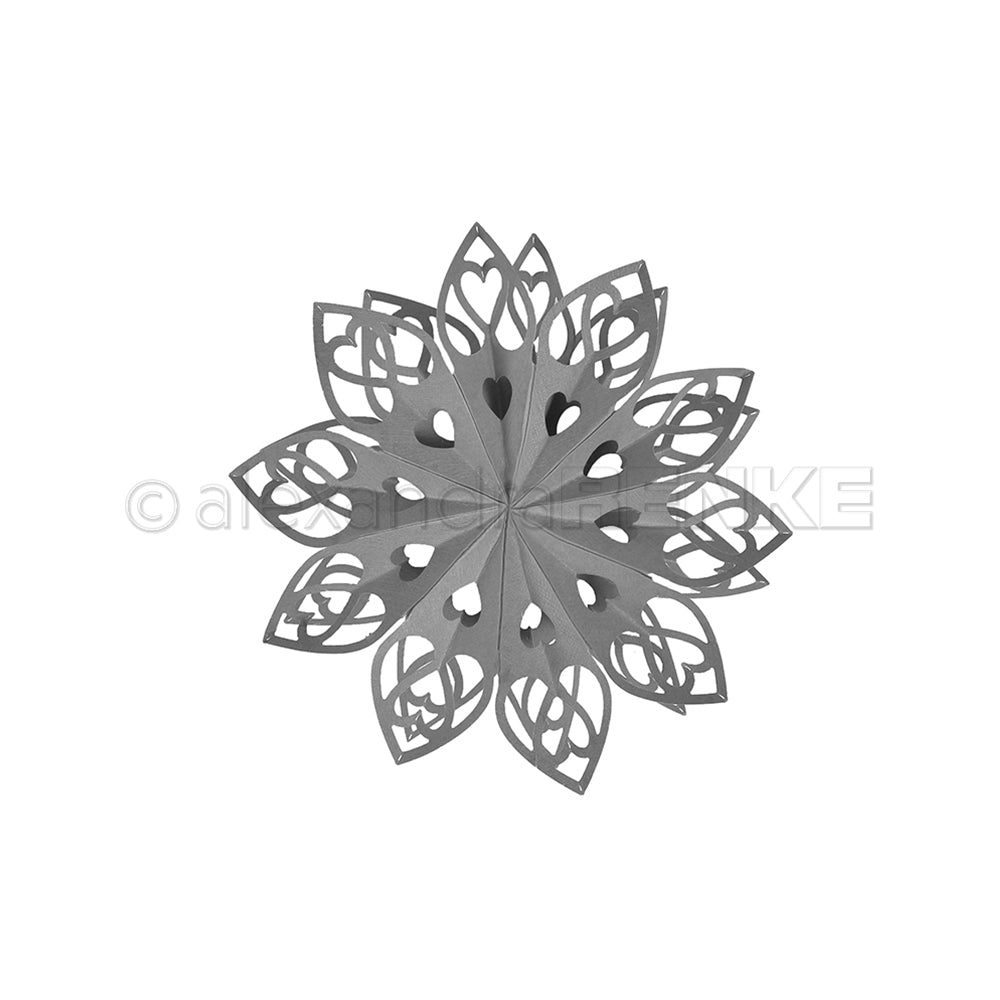 Graue Papierschneeflocke mit detaillierten Herz- und Blattausschnitten, hergestellt mit Alexandra Renke Designpapieren und einer Herzform DieCut Stanze, auf weißem Hintergrund.