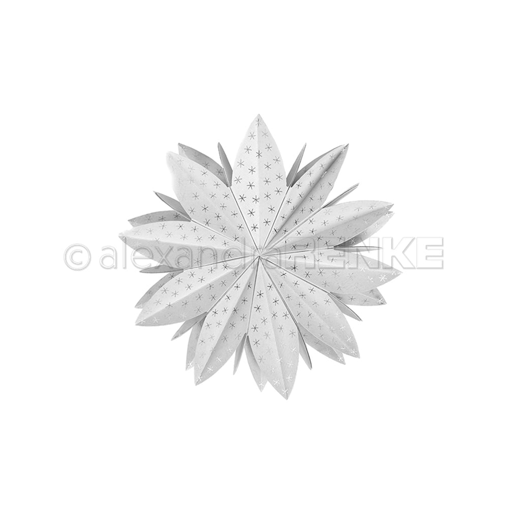 Ein weißer Papierstern, gestaltet mit Alexandra Renkes Motivstanze Sternsegment und zarten Sternmustern, ist symmetrisch auf schlichten Designpapieren arrangiert und setzt einen eleganten Akzent.