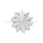 Ein weißer Papierstern, gestaltet mit Alexandra Renkes Motivstanze Sternsegment und zarten Sternmustern, ist symmetrisch auf schlichten Designpapieren arrangiert und setzt einen eleganten Akzent.