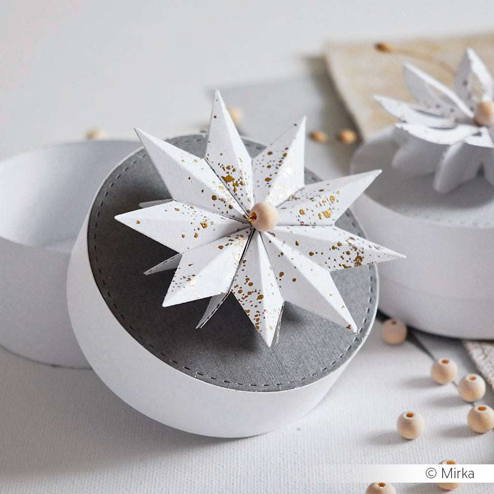 Runde Schachtel mit einem sternförmigen, weißen Papierornament, hergestellt mit der Alexandra Renke Motivstanze Sternsegment Basic, veredelt mit einer Holzperle und kleinen Perlen - ideal, um Ihre Lieblingsdesignpapiere zu präsentieren.