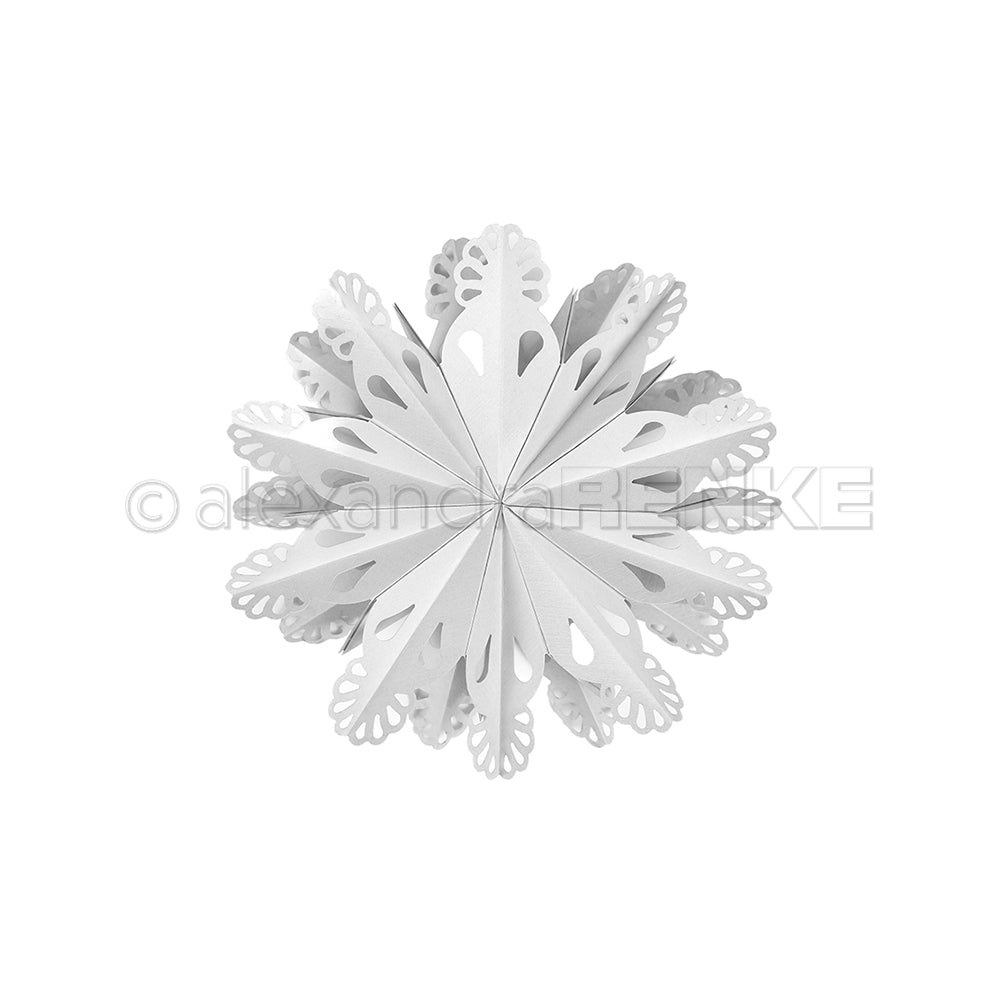 Eine weiße Papierschneeflocke mit komplizierten Ausschneidemustern, hergestellt mit Alexandra Renke Motivstanze Sternsegment Tropfenformen, dargestellt auf einem schlichten weißen Hintergrund.