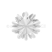 Eine weiße Papierschneeflocke mit komplizierten Ausschneidemustern, hergestellt mit Alexandra Renke Motivstanze Sternsegment Tropfenformen, dargestellt auf einem schlichten weißen Hintergrund.