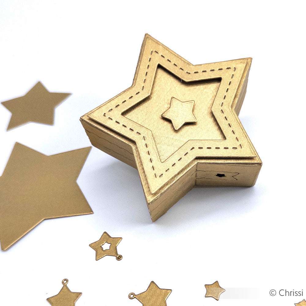 Goldfarbene Geschenkbox in Sternform von Alexandra Renke, gefertigt mit Designpapieren und der Motivstanze Abriss-Stern Box, verziert mit goldenen Sternausschnitten auf weißem Grund.