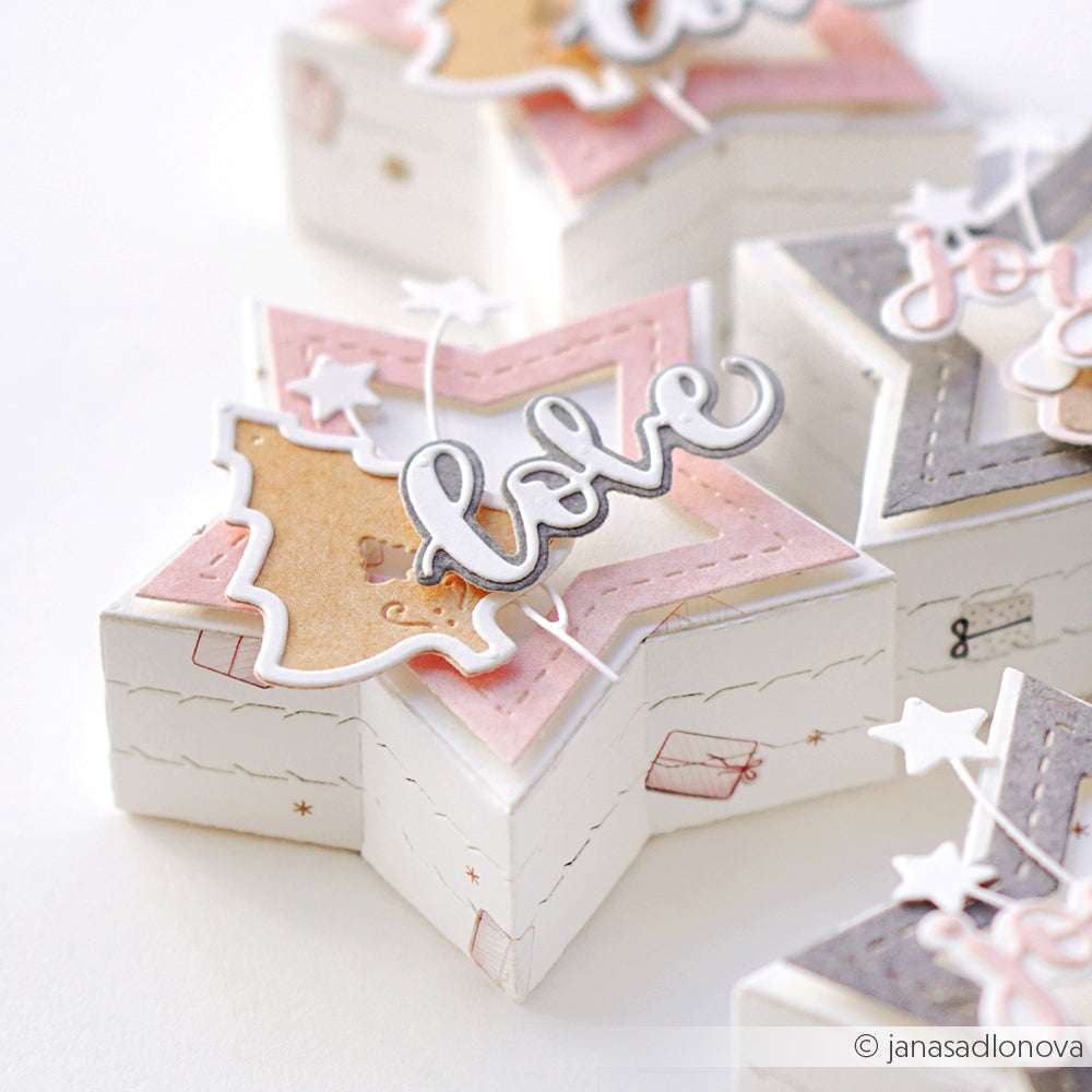 Sternförmige Geschenkboxen aus der Alexandra Renke Motivstanze Abriss-Stern Box, verziert mit Pastellfarben und dem Schriftzug "love".