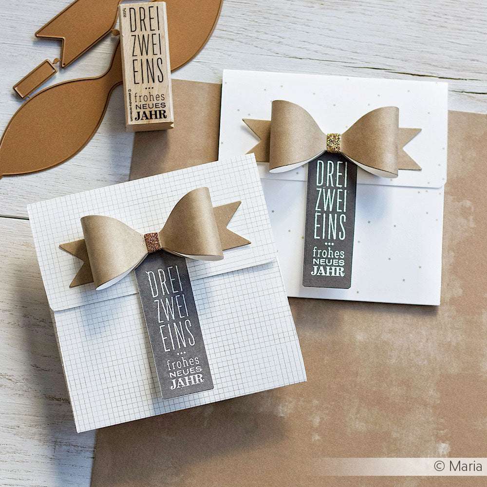 Zwei Geschenkboxen mit großen Schleifen aus der Alexandra Renke 3D Schleife Stanze und Anhängern mit der Aufschrift "DREI ZWEI EINS frohes NEUES JAHR".