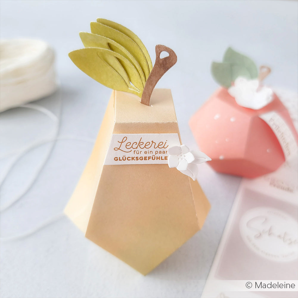 Birnenförmige Geschenkschachtel aus Papier mit Blatt- und Stieldetails, beschriftet mit "Leckerei für ein paar Glücksgefühle". Hergestellt mit der Alexandra Renke Motivstanze Birnen Box und passenden Stanzsystemen für präzises Schneiden.