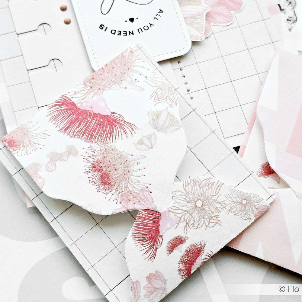 Briefpapier und Briefumschläge von Alexandra Renke mit rosa und beigen Blumen und charmanten PAPPcuties werden auf einem hellen, gitterartigen Hintergrund präsentiert.