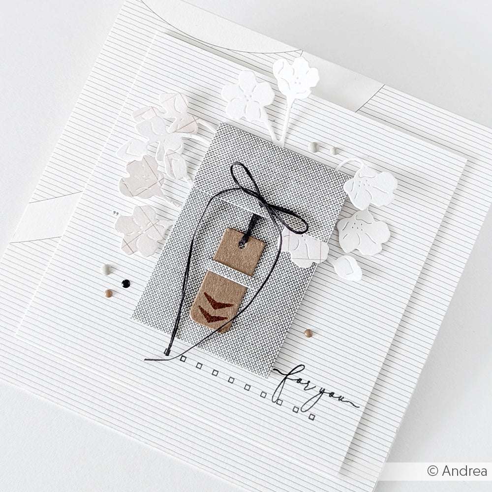 Eine handgefertigte Karte von Alexandra Renke mit einem kleinen eingepackten Geschenk, weißen Papierblumen und dem Text "Für dich" auf Streifen - hergestellt mit PAPPcut®ies und der Mini Umschlag Stanze für einzigartige Details.