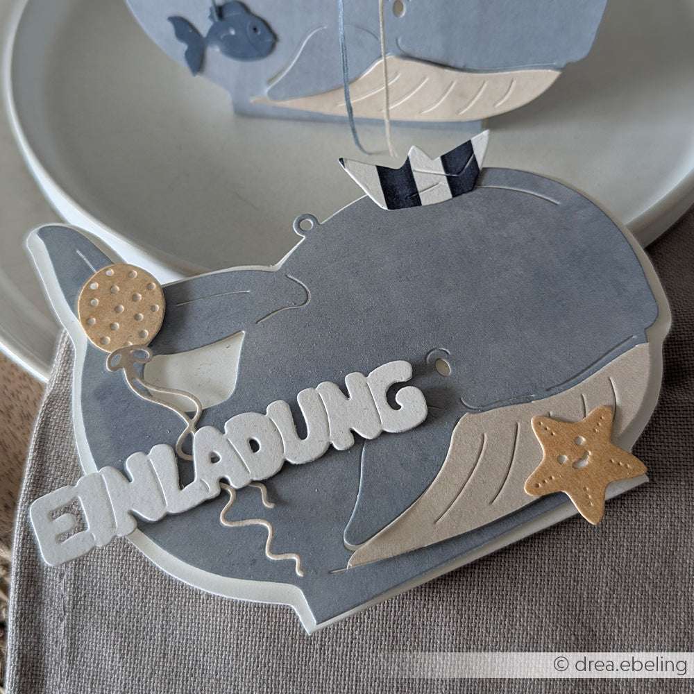 Karte in Walform von Alexandra Renke mit dem Text "EINLADUNG", einem Luftballon, einem Fisch und einem lächelnden Seestern - fachmännisch gestaltet mit Motivstanze und lebendigen Designpapieren für zusätzlichen Charme.