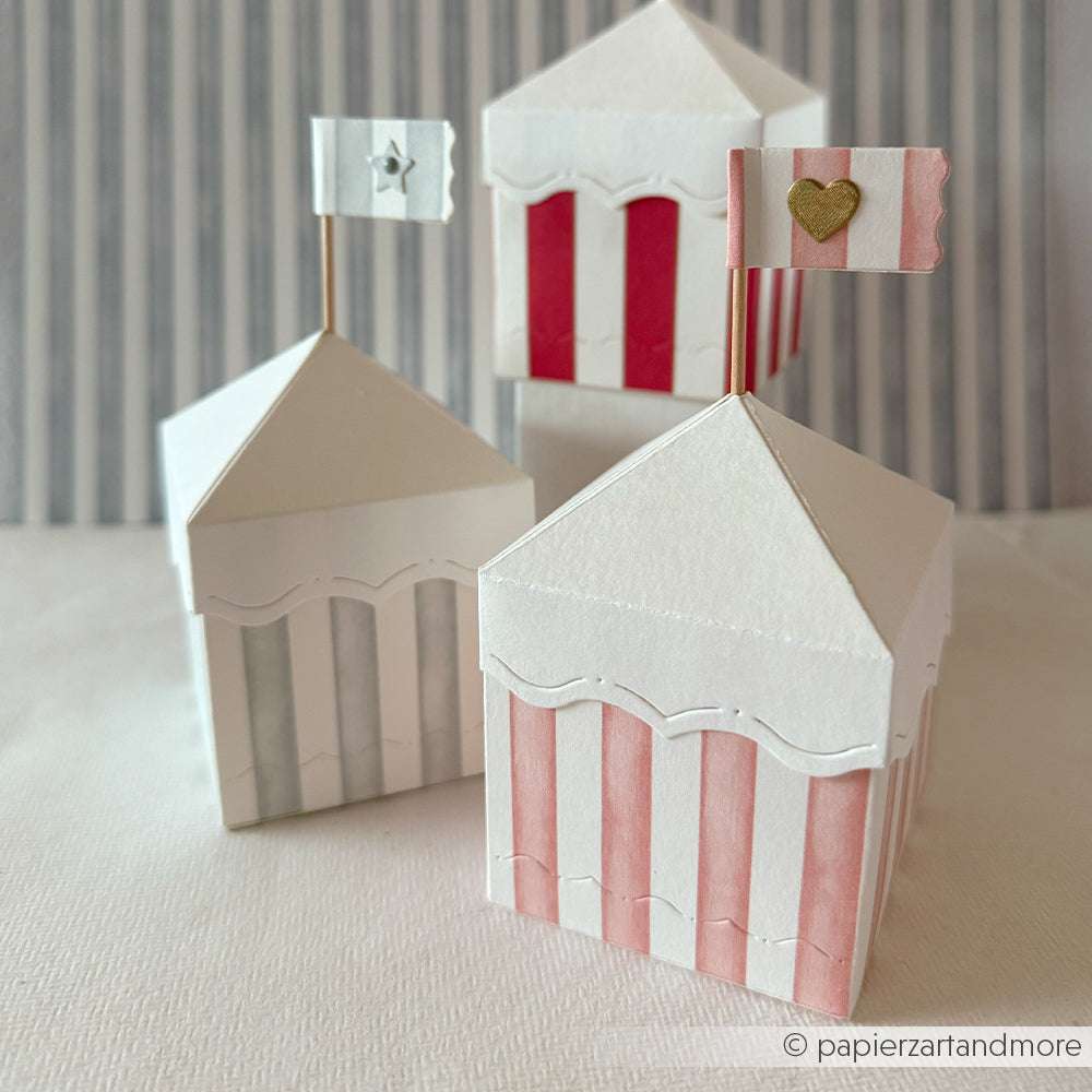 Drei kleine Zirkuszelte in Weiß, Rot und Rosa mit Streifen und Fähnchen, hergestellt mit Alexandra Renke Deep Edge Motivstanzen und PAPPcut®ies.