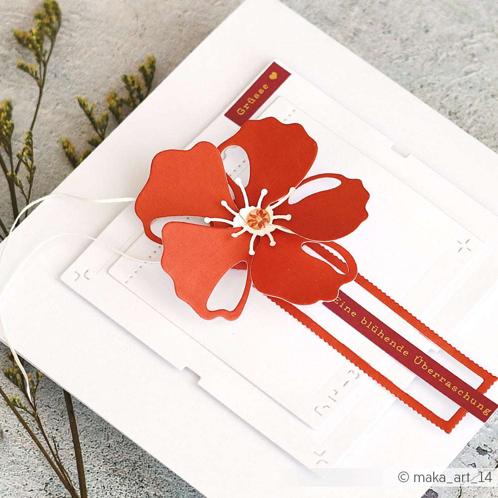 Handgemachte Karte von Alexandra Renke mit einer großen roten Papierblume, hergestellt mit Deep Edge Stanzen und Motivstanze. Mit deutschem Text auf weißem Grund und mit getrockneten Blumen - ideal für einzigartige PAPPcut®ies-Designs.