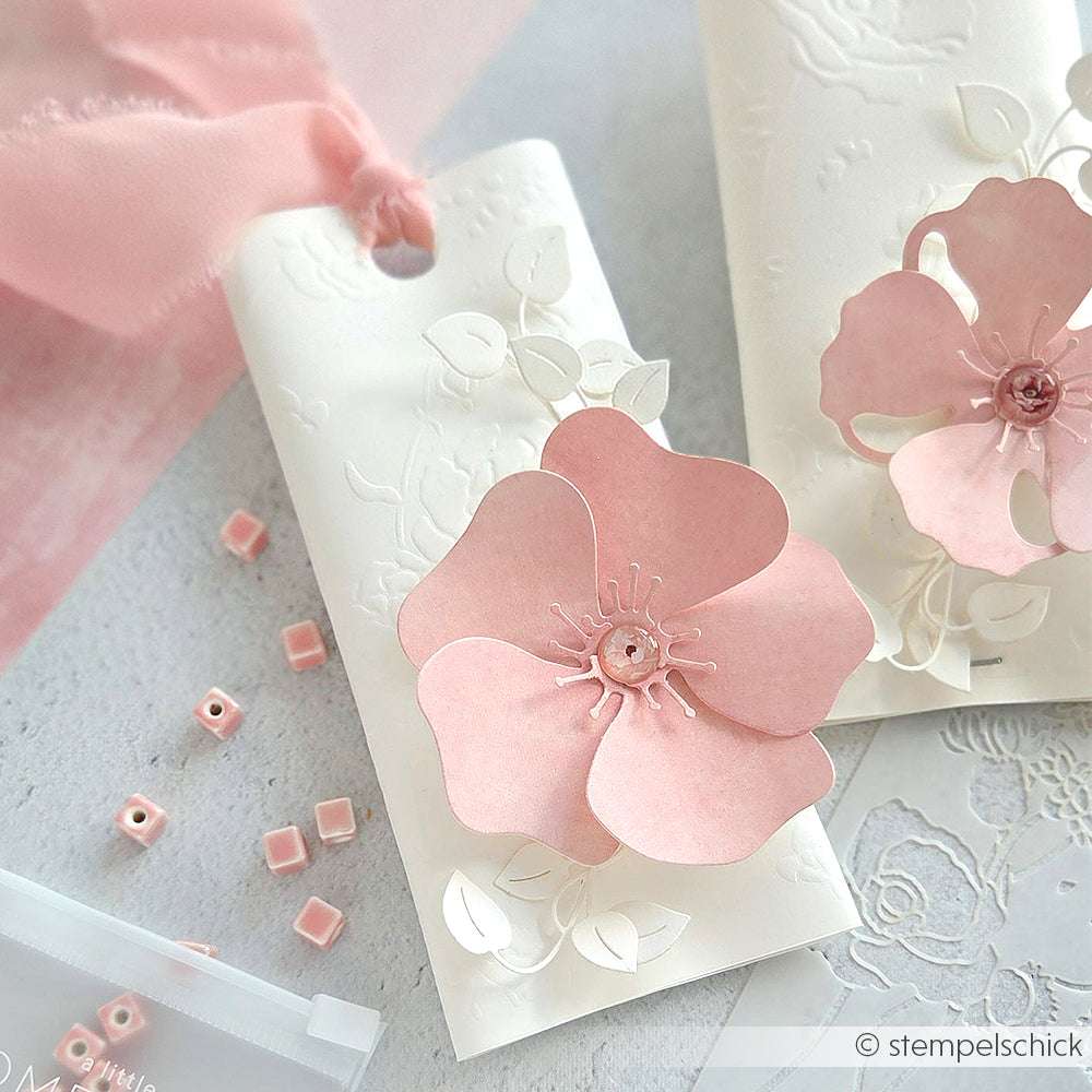 Weiße Geschenkanhänger von Alexandra Renke, verziert mit zarten rosa und weißen Papierblumen, die mit Deep Edge Motivstanzen hergestellt wurden, abgeschlossen mit einem zartrosa Band.