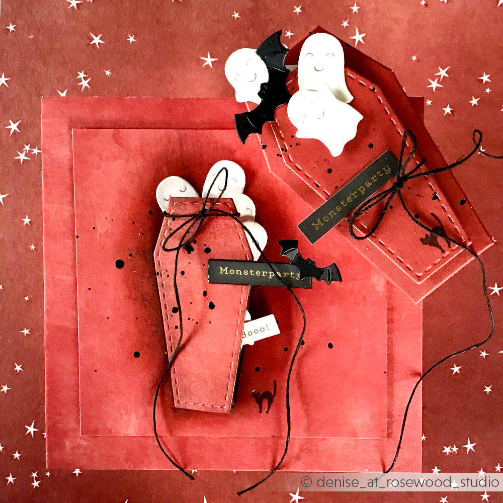 Rote Halloween-Karte mit Geister- und Fledermausausausschnitten, schwarzer Schnur und dem Text "Monster Party" auf sargförmigen Anhängern, die mit Deep Edge Motivstanzen von Alexandra Renke gestaltet wurden. Diese PAPPcut®ies verleihen jeder festlichen Dekoration einen gruseligen Touch.