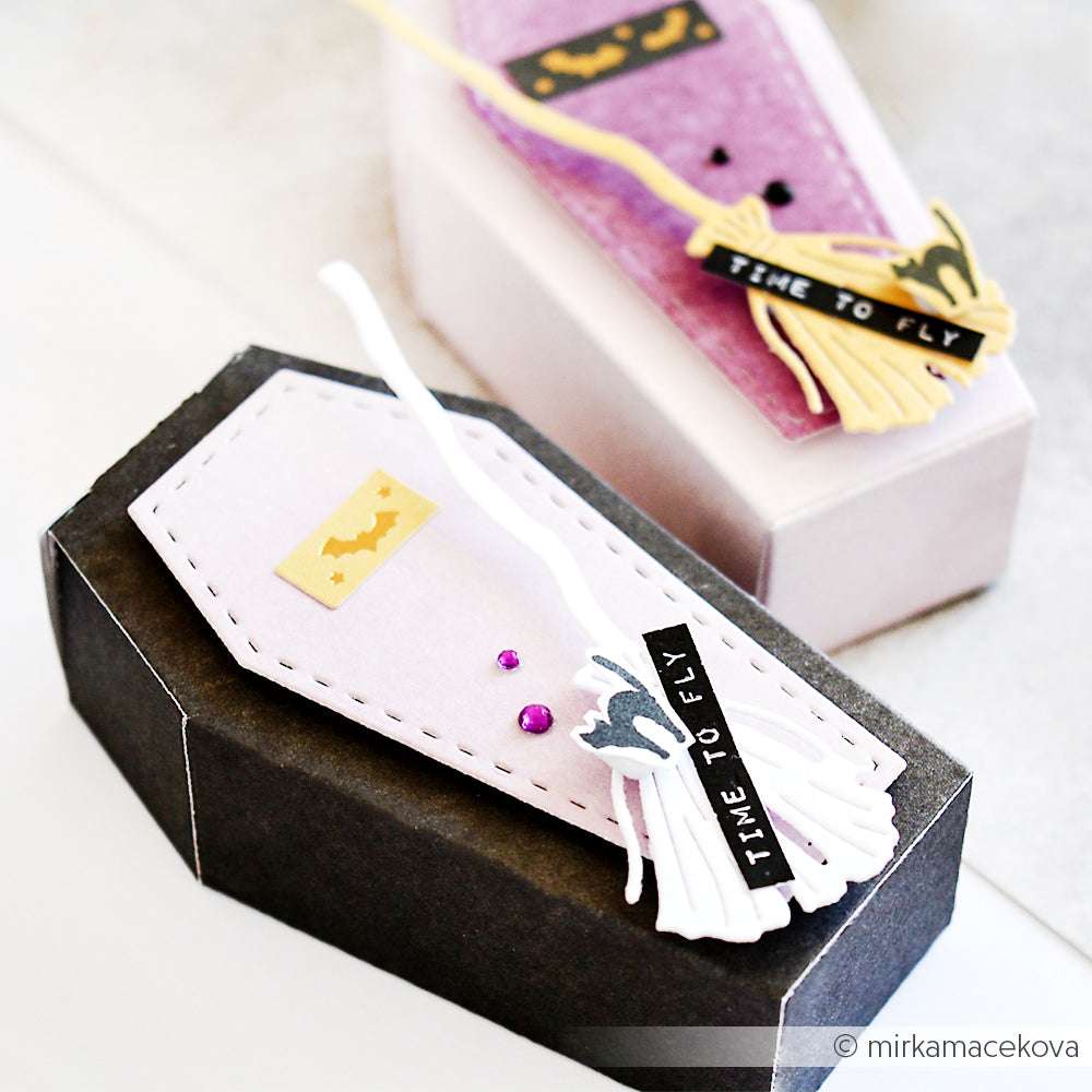 Zwei sargförmige Geschenkboxen von Alexandra Renke, gefertigt mit Deep Edge Motivstanzen und verziert mit "Time to Fly"-Anhängern, Hexenbesen und Fledermäusen - perfekt für Halloween-Geschenke im einzigartigen PAPPcut®ies-Stil!.