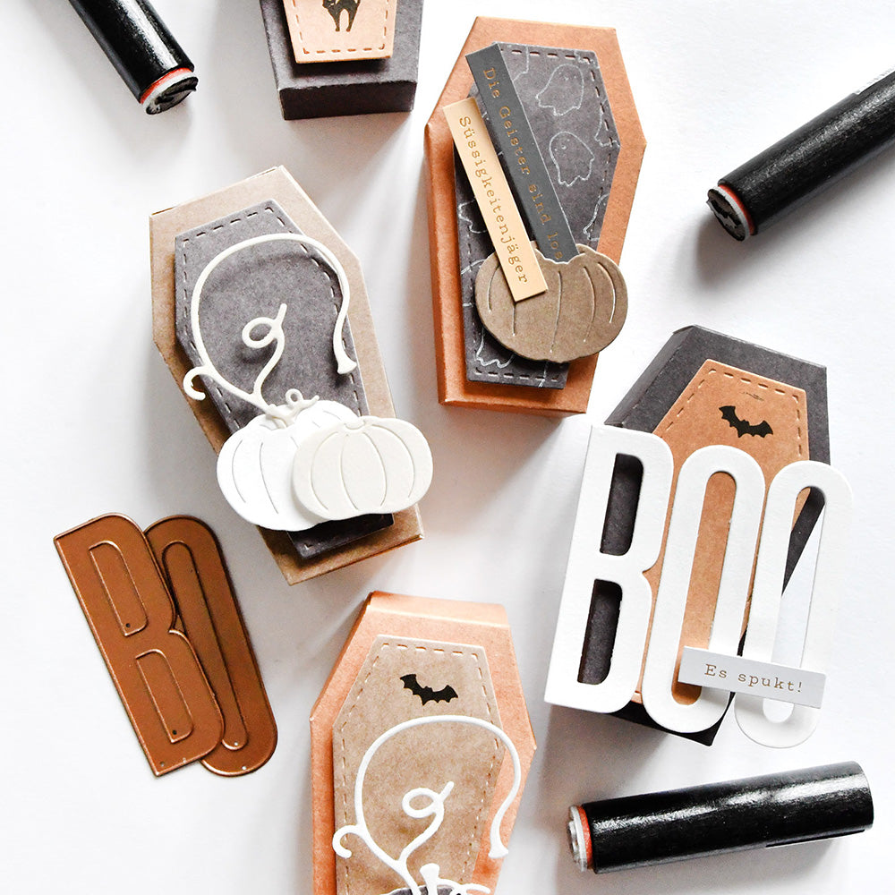 Die mit Alexandra Renke PAPPcut®ies Motivstanze Sargbox und Deep Edge Motivstanzen gestalteten Geschenkboxen zum Thema Halloween sorgen mit BOO!.