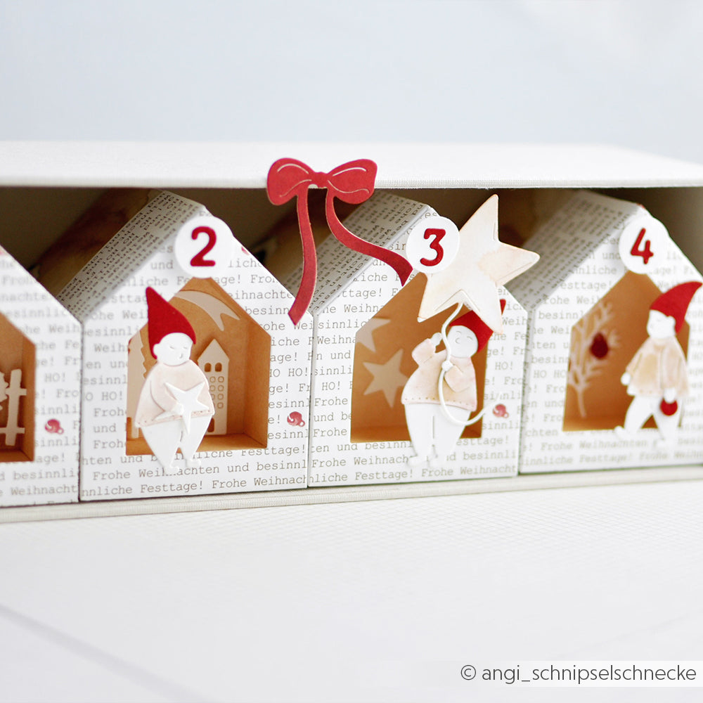 Eine Haus Box von Alexandra Renke, gefüllt mit zarten Papierhäuschen und charmanten Figuren, gefertigt aus hochwertigen Designpapieren.