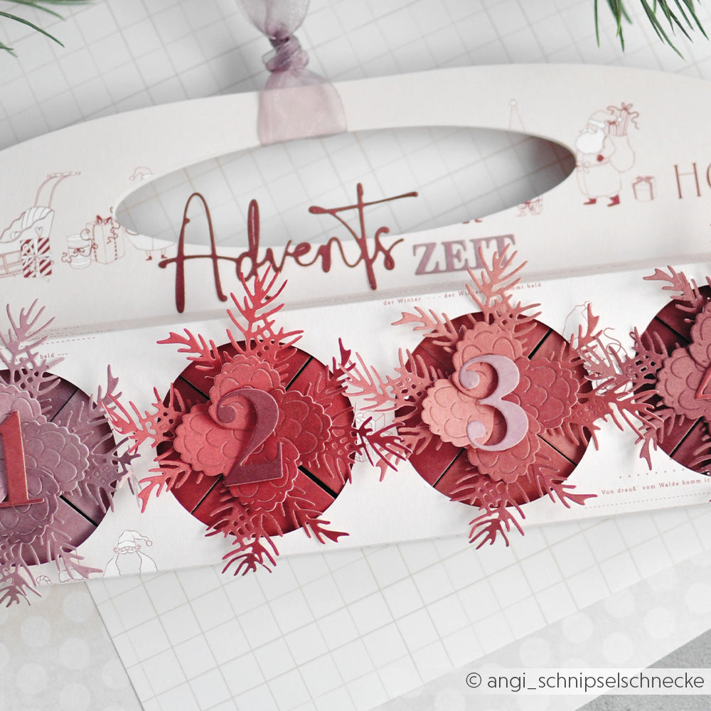 Adventskalender mit 1, 2 und 3 auf roten und rosafarbenen runden Klappen mit floralen Motiven, gefertigt aus Designpapieren von Alexandra Renke für einen eleganten und festlichen Look.