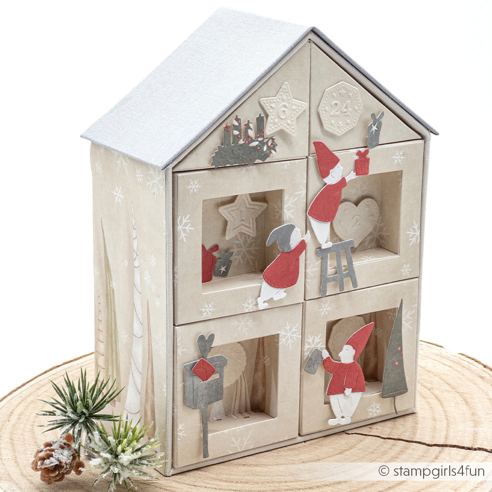 Adventskalender in Form eines Hauses mit festlichen Zwergen, Sternen und weihnachtlichen Elementen - von Alexandra Renke mit einer Motivstanze für präzise Details gefertigt.